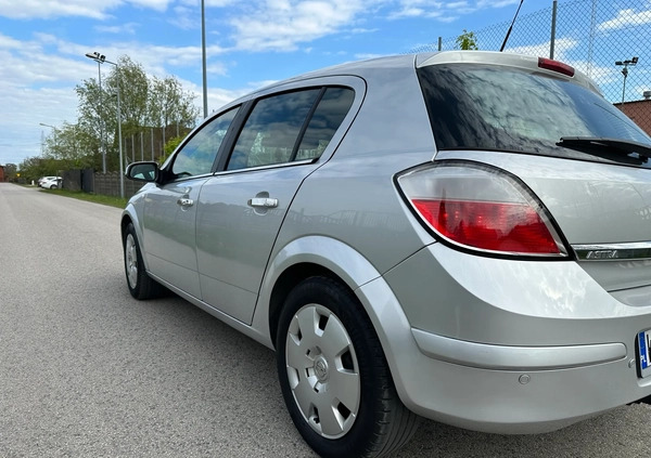 Opel Astra cena 11900 przebieg: 165000, rok produkcji 2005 z Sochaczew małe 436